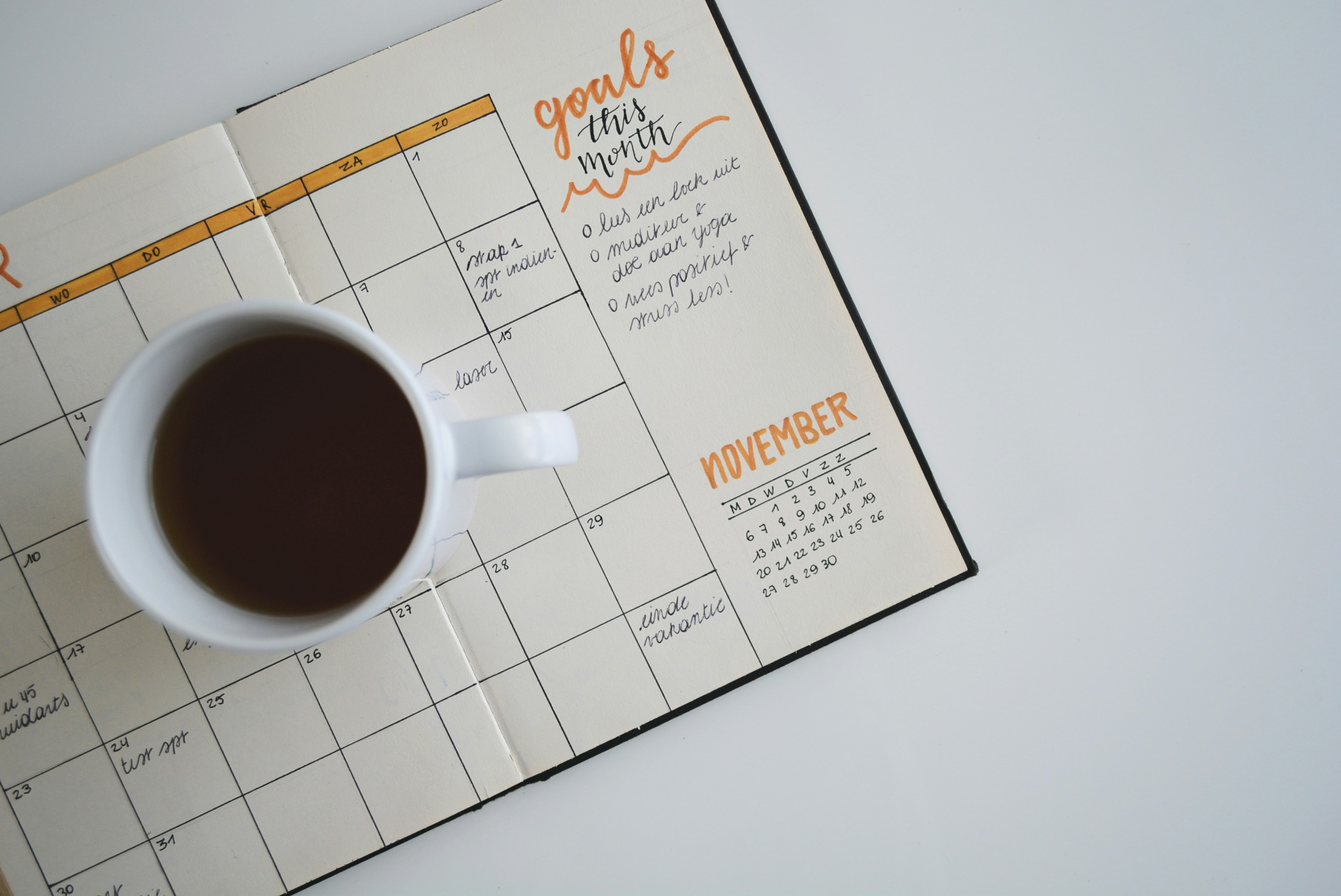 Photo calendar and tea by Estée Janssens from Unsplash